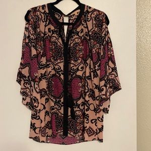 Gibson and Latimer Tie Neck Slip Sleeve Top Size M